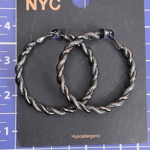 New Madden NYC Black Twist Style Hoop Earrings Post Back Hypoallergenic  Goth - Picture 5 of 9